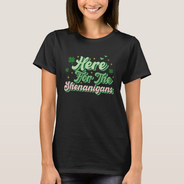 Camiseta Here For The Shenanigans Happy St Patricks Day Sha (Anverso)