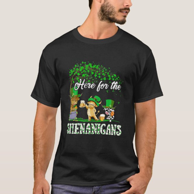Camiseta Here For The Shenanigans Leprechaun Cow St Patrick (Anverso)