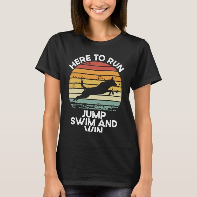 Camiseta Here To Run Jump Swim And Win Dock Diving (Anverso)