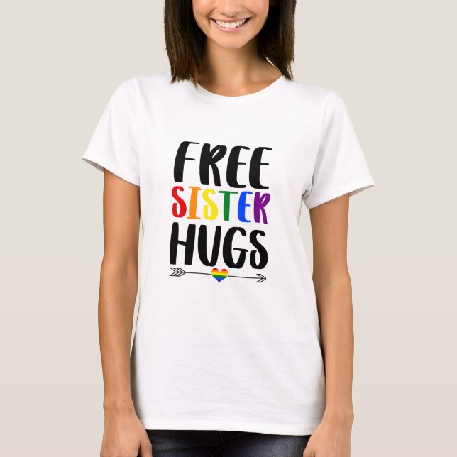 Camiseta Hermana libre abrazos con flecha orgullo gay arcoi (Anverso)