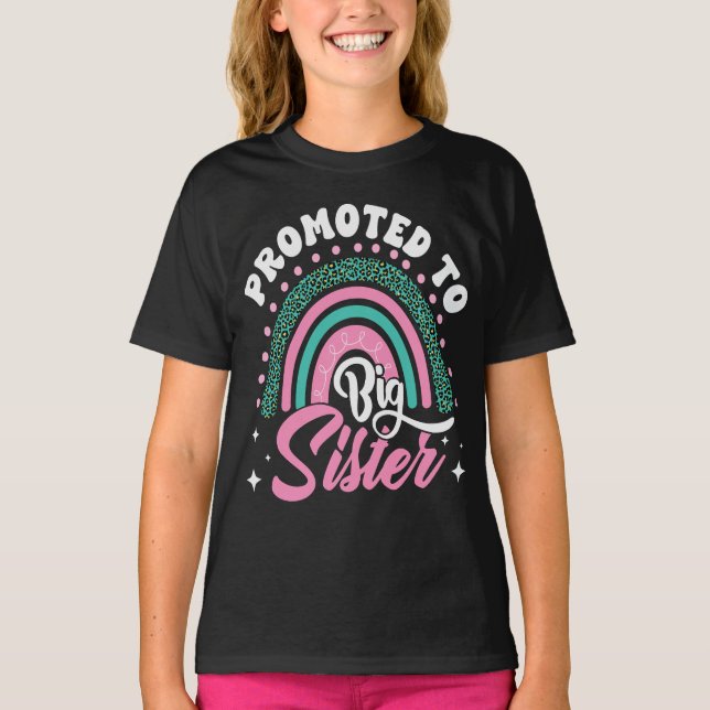 Camiseta Hermana Mayor Arcoíris Ascendida a Anuncio de Herm (Anverso)