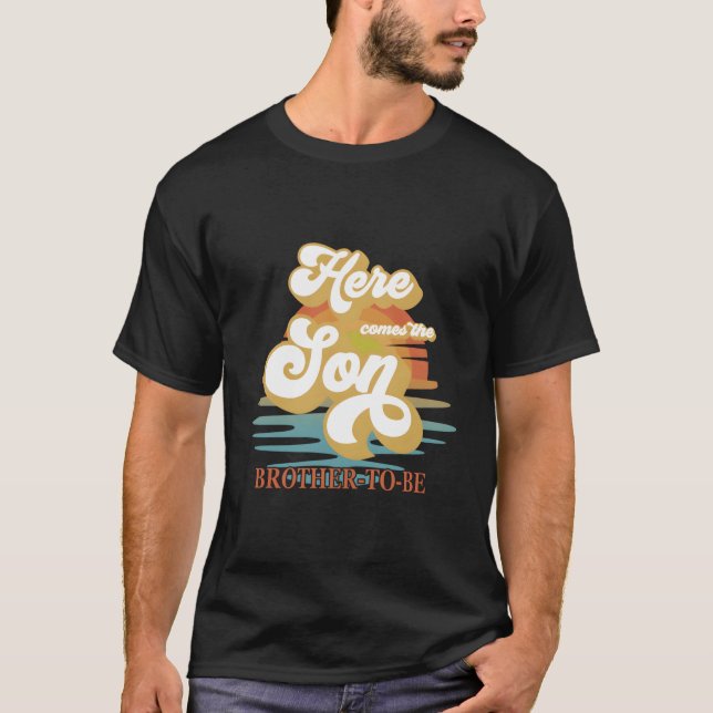 Camiseta Hermano Aquí Viene El Matc De La Familia Baby Show (Anverso)