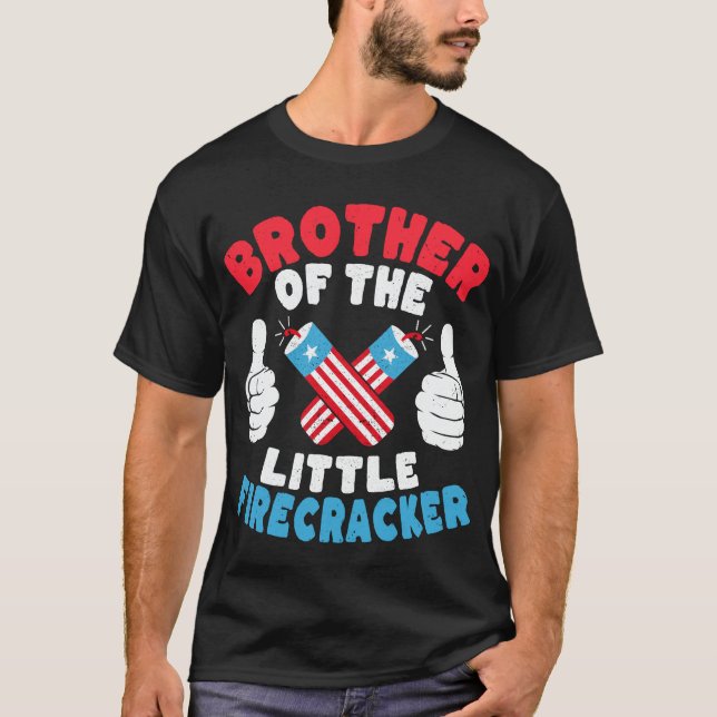 Camiseta Hermano del pequeño petardo 4 de julio (Anverso)