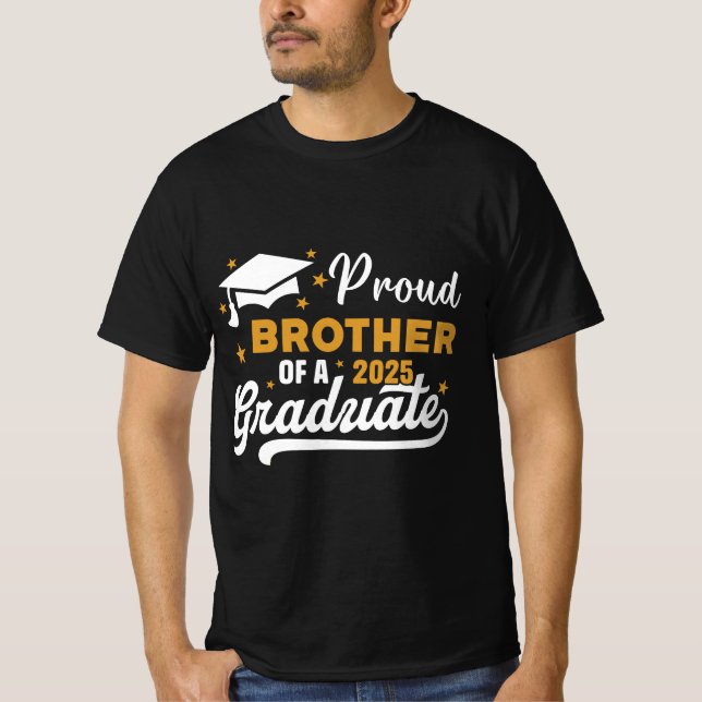 Camiseta hermano orgulloso de una clase graduada de 2025 en (Anverso)