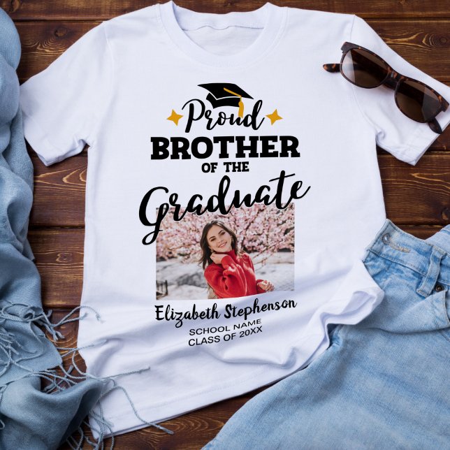 Camiseta Hermano orgulloso del nombre de la foto del gradua (Subido por el creador)