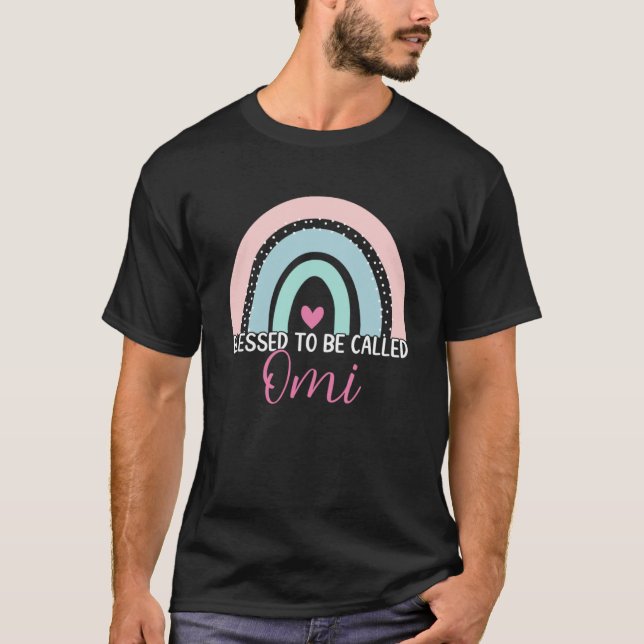 Camiseta Hermosa Bendición De Ser Llamada Omi Boho Rainbow  (Anverso)