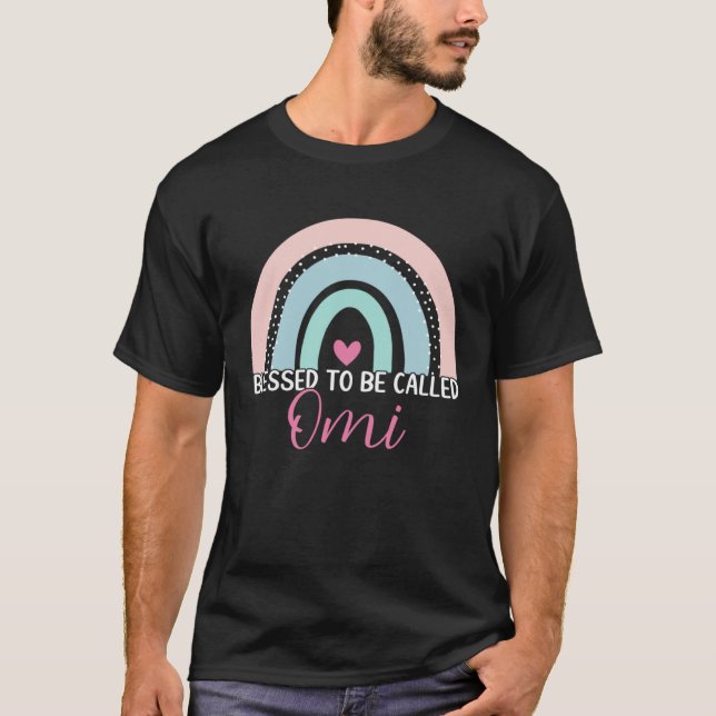 Camiseta Hermosa Bendición De Ser Llamada Omi Boho Rainbow  (Anverso)