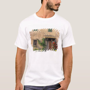 Camiseta Hermosa casa antigua con flores en San Gimignano