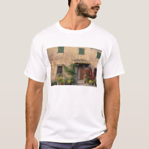 Camiseta Hermosa casa antigua con flores en San Gimignano