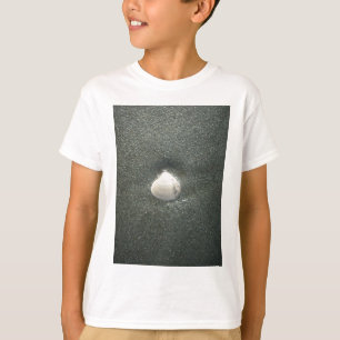 Camiseta Hermosa concha de mar en la arena: Un recuerdo sal