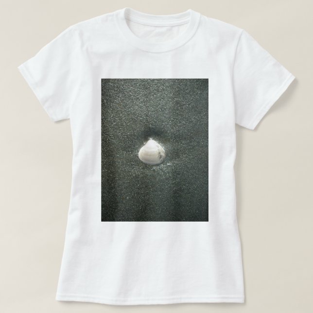 Camiseta Hermosa concha de mar en la arena: Un recuerdo sal (Diseño del anverso)