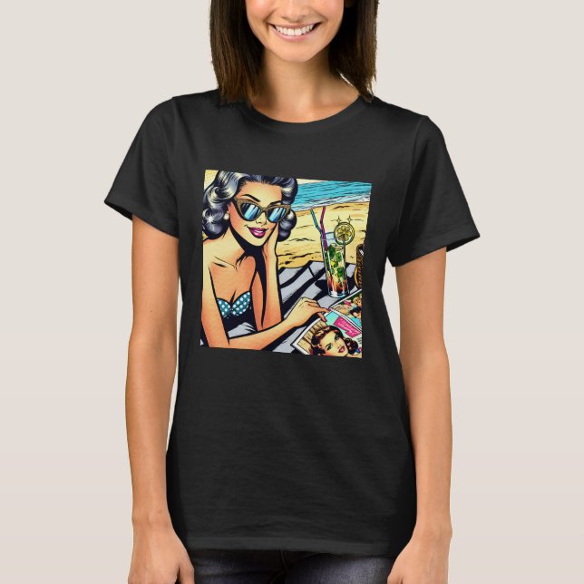 Camiseta Hermosa dama retro en la playa con cóctel (Anverso)