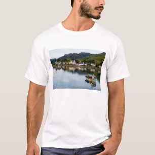 Camiseta Hermosa foto de pequeño pueblo de Dornie con