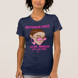 Camiseta Hermosa mujer negra con vidrio rosado.