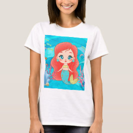Camiseta Hermosa sirena de pelo rojo jugando en el mar