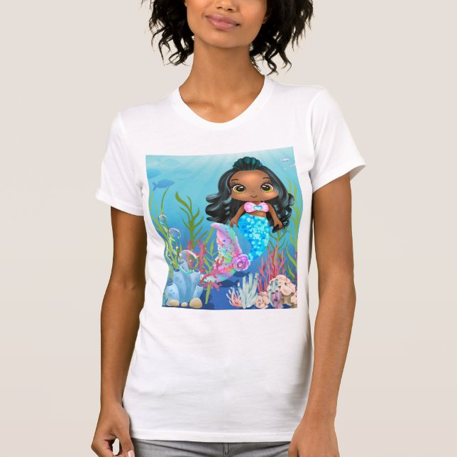 Camiseta Hermosa sirena negra jugando en el mar (Anverso)
