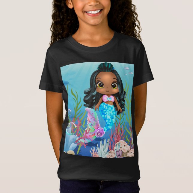 Camiseta Hermosa sirena negra jugando en el mar (Anverso)