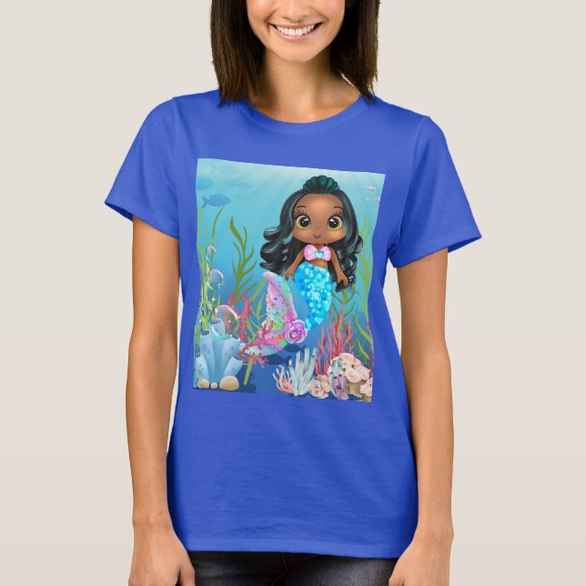 Camiseta Hermosa sirena negra jugando en el mar (Anverso)