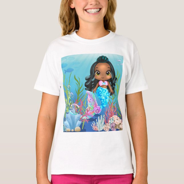 Camiseta Hermosa sirena negra jugando en el mar (Anverso)