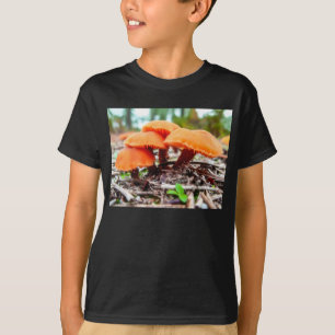 Camiseta Hermosas setas silvestres en un campo otoñal