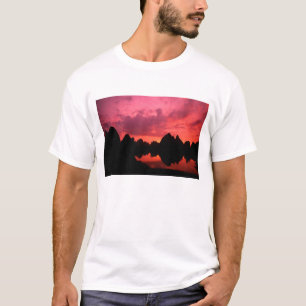 Camiseta Hermoso color al atardecer de montañas de piedra c