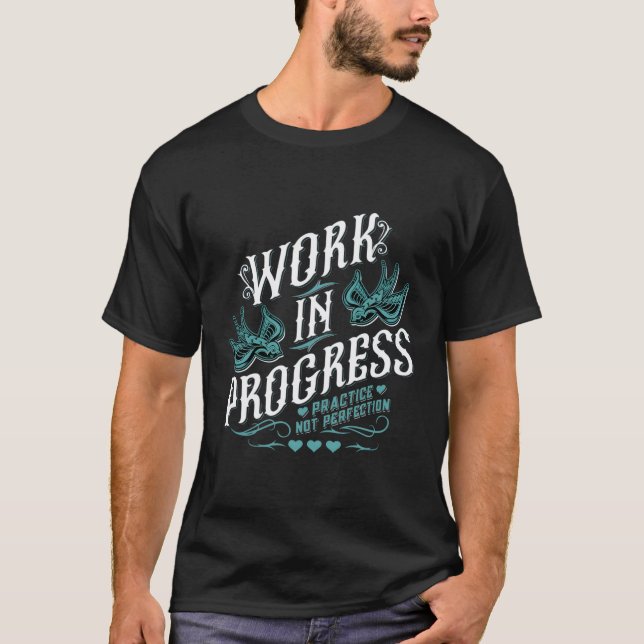 Camiseta -Hermoso-Desastre-Trabajar-En progreso-Práctica-No (Anverso)