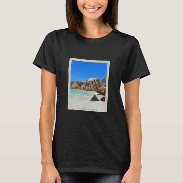 Camiseta Hermoso mar tropical con costa cubierta de roca (Anverso)