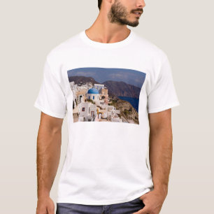 Camiseta Hermoso pueblo de Oia con edificios blancos