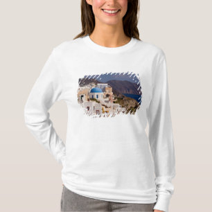Camiseta Hermoso pueblo de Oia con edificios blancos