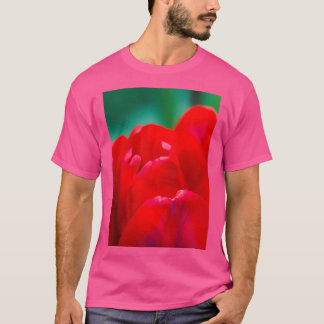 Camiseta Hermoso tulipán rojo sobre el suave y borroso tras