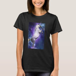 Camiseta Hermoso unicornio volando por el espacio