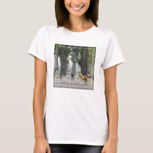 Camiseta Hermosos perros Husky en un sendero natural
