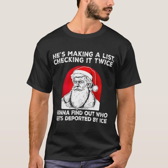 Camiseta He's Making A List Checking It Twice Gonna Find Ch (Anverso)