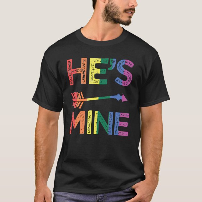 Camiseta He's Mine LGBTQ+ Gay Rainbow Pride Gay Lover (Anverso)