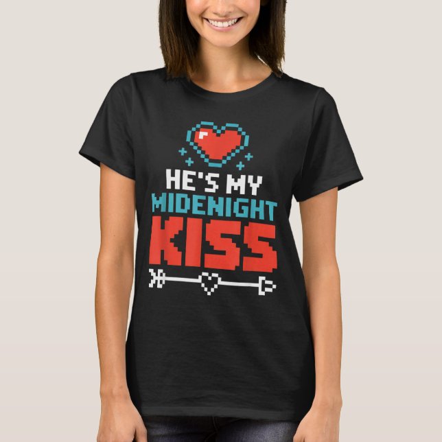 Camiseta Hes My Midnight Kiss Happy New Year Matching Coupl (Anverso)