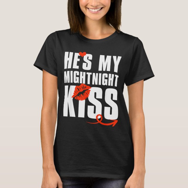 Camiseta He's My Midnight Kiss Happy New Year Matching Funn (Anverso)