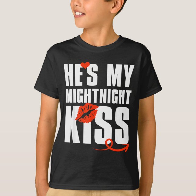 Camiseta He's My Midnight Kiss Happy New Year Matching Funn (Anverso)