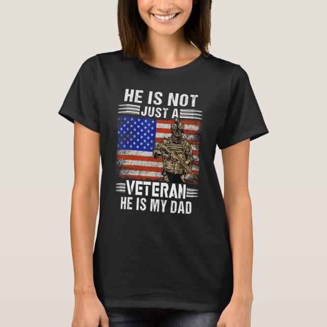 Camiseta He's Not Just a Veteran He is My Dad Veterans Day  (Anverso)