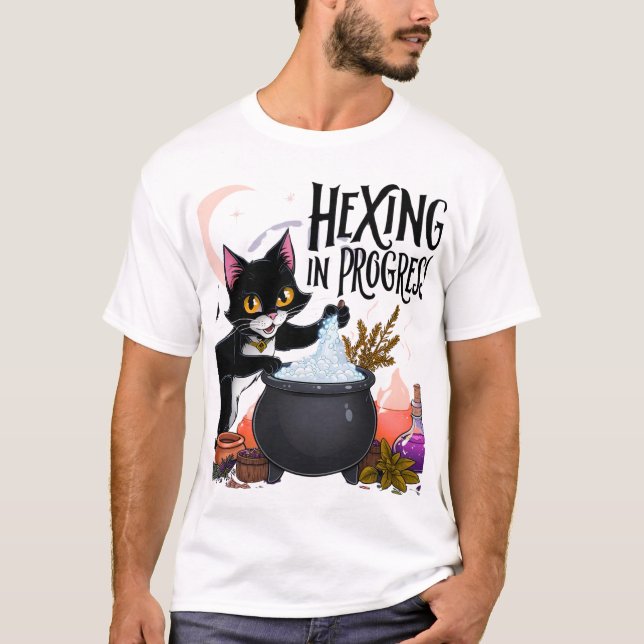 Camiseta Hexing in Progress Cat T-Shirt - Witchy Black Cat (Anverso)