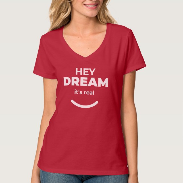 Camiseta Hey Dream It's Real Bold & Playful Statement (Anverso)