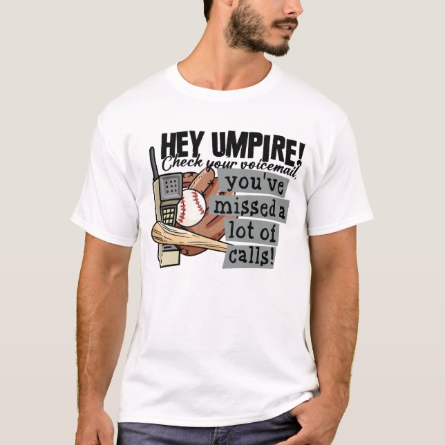 Camiseta Hey Umpire Chequea Tu Correo De Voz Perdido Mucho  (Anverso)