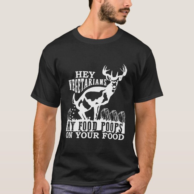 Camiseta Hey Vegetarianos Mis Poops De Comida En Tu Caza Po (Anverso)