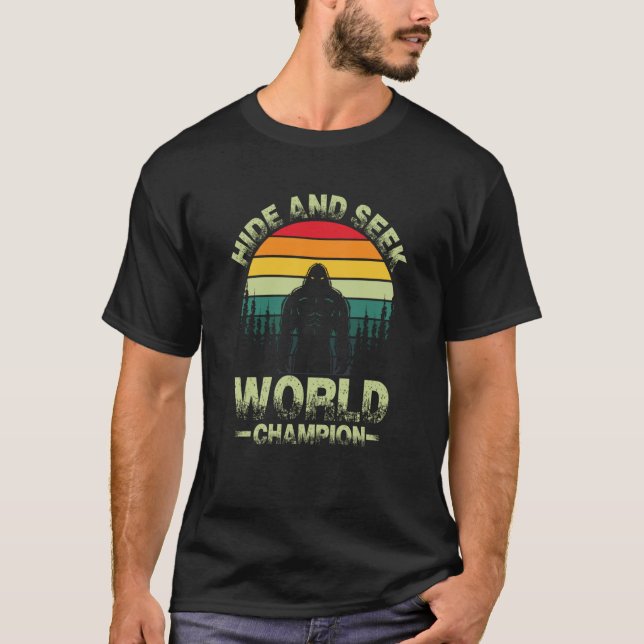 Camiseta Hide and seek world champion wilderness & adventur (Anverso)