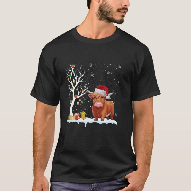 Camiseta Highland Cow Santa Hat Festividad de árbol Christm (Anverso)