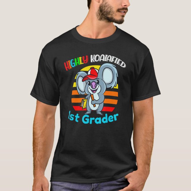 Camiseta Highly Koalafied 1st Grader Back To School Koala B (Anverso)
