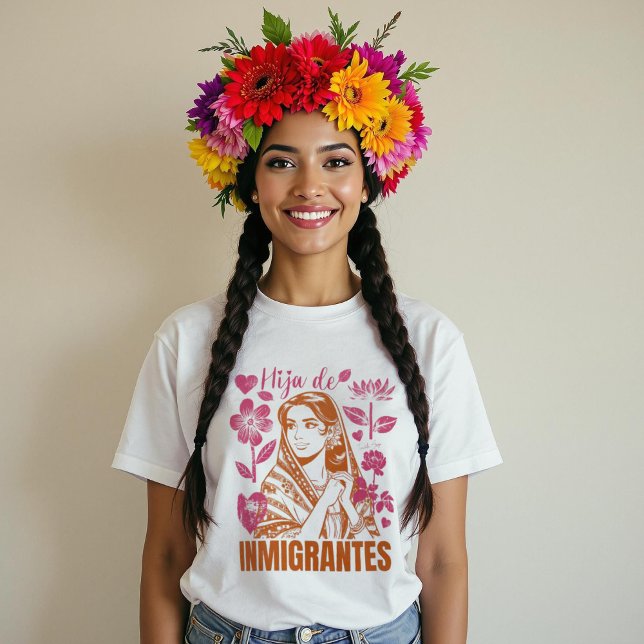 Camiseta Hija De Inmigrantes Floral (Hija De Inmigrantes Daughter of Immigrants Floral T-Shirt.)
