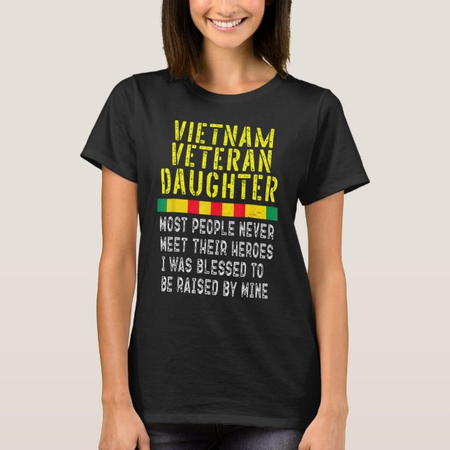 Camiseta Hija veterana de Vietnam criada por mi veterinario (Anverso)