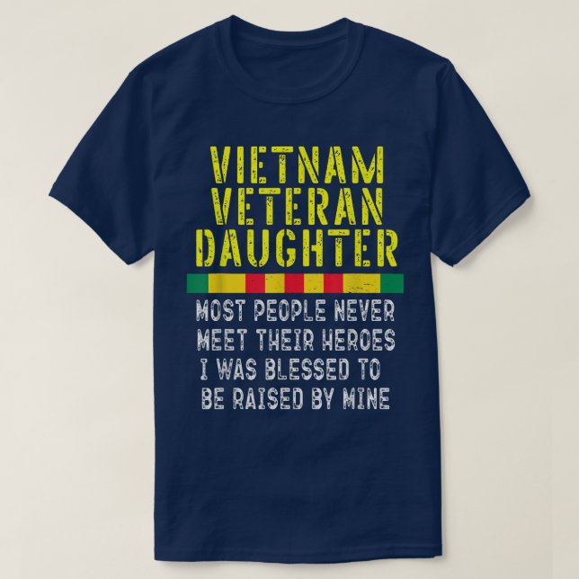 Camiseta Hija veterana de Vietnam criada por mi veterinario (Diseño del anverso)