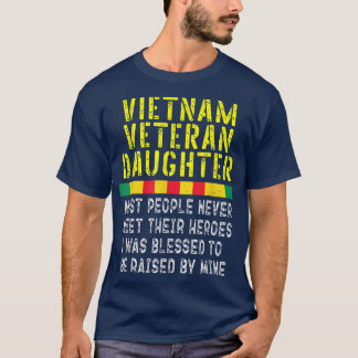 Camiseta Hija veterana de Vietnam criada por mi veterinario