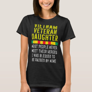 Camiseta Hija veterana de Vietnam criada por mi veterinario